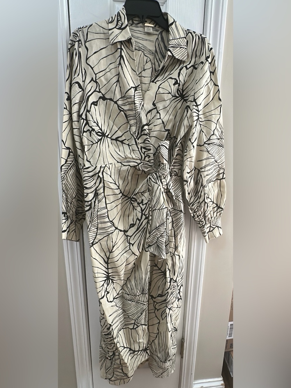 Magaschoni Cream and Black Floral Wrap Dress 100% linen (mix38)